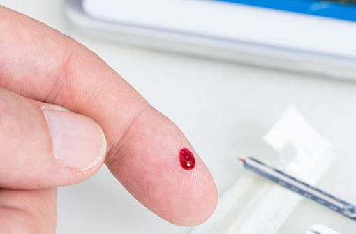 Prélèvement d'une goutte de sang chez un patient diabétique pour l'autosurveillance glycémique (illustration).