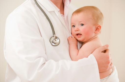 Chez les nourrissons de 3 à 5 mois, BEXSERO peut désormais être utilisé selon un schéma de primovaccination à 2 doses espacées de 2 mois minimum, et 1 dose de rappel entre 12 et 15 mois (illustration).