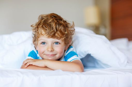 Les troubles du sommeil chez les enfants ayant des troubles du développement secondaires à une pathologie neurologique ou psychiatrique sont fréquents (illustration).