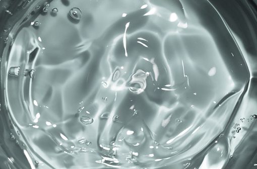 Les eaux gélifiées permettent de répondre aux besoins hydriques des patients en cas de dysphagie aux liquides (illustration).