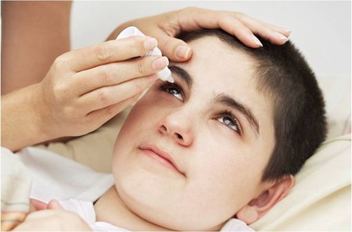 Les collyres mydriatiques exposent les enfants à un risque de toxicité supérieur à celui des adultes (illustration).