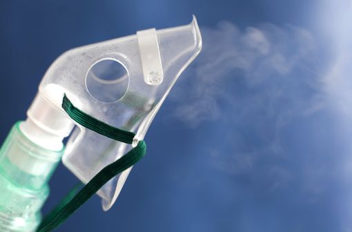 L’oxygénothérapie consiste à faire inhaler au patient de l’air enrichi en oxygène dans le but de corriger l’hypoxémie (illustration).