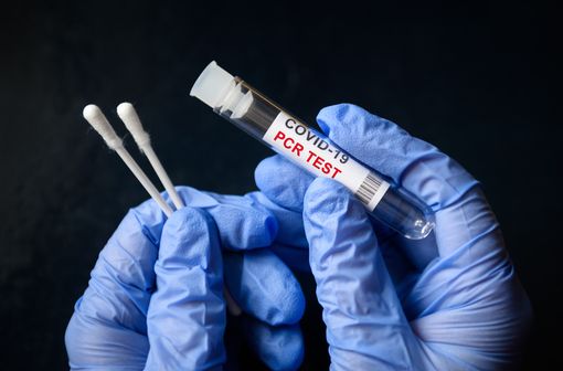 Depuis le 15 octobre 2021, seuls les résultats issus d'un test antigénique ou d'un test RT-PCR (remboursable ou non) constituent une preuve pour obtenir un passe sanitaire COVID-19 (illustration).