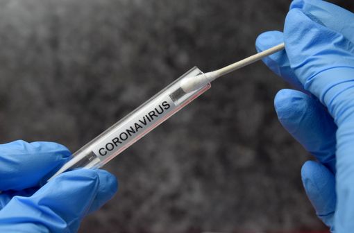Comme les tests RT-PCR, les tests antigéniques sont réalisés sur un prélèvement nasopharyngé réalisé avec un écouvillon (illustration).