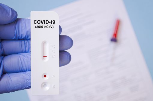 Le TROD COVID permet d’orienter le diagnostic, mais pas de poser formellement le diagnostic de COVID-19 (illustration). width=