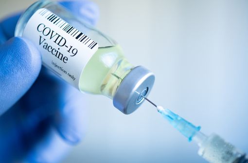 Les adultes ayant des comorbidités, les personnes immunodéprimés ou fragiles et leurs aidants, peuvent désormais être vaccinés contre la COVID-19 (illustration).