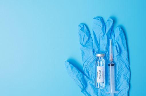 La liste des professionnels habilités à prescrire et/ou à injecter un vaccin contre la COVID-19 est en évolution permanente (illustration).