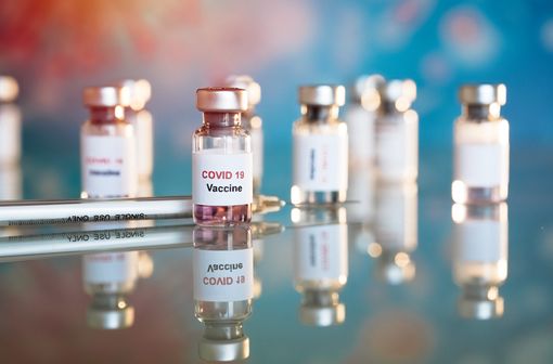 Flacons de vaccin contre la COVID-19 et seringue (illustration).