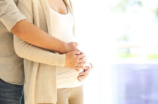 Les femmes enceintes ou désirant une grossesse, traitées par CYNOMEL, doivent consulter leur médecin pour remplacer ce traitement par la lévothyroxine (illustration).