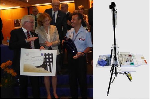 Samuel Mercier, infirmier urgentiste aux Sapeurs Pompiers de Paris, reçoit le premier Prix du Concours Lépine 2018 pour l'invention du MedPack (photo : @ConcoursLepine).