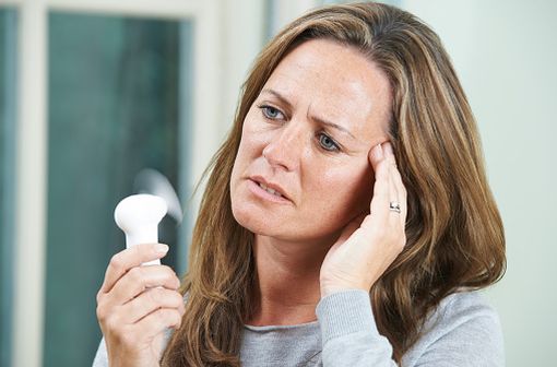 Le traitement hormonal de la ménopause est en priorité destiné aux femmes qui subissent des effets indésirables importants comme les bouffées de chaleur, des douleurs articulaires ou des sécheresses vaginales (illustration).