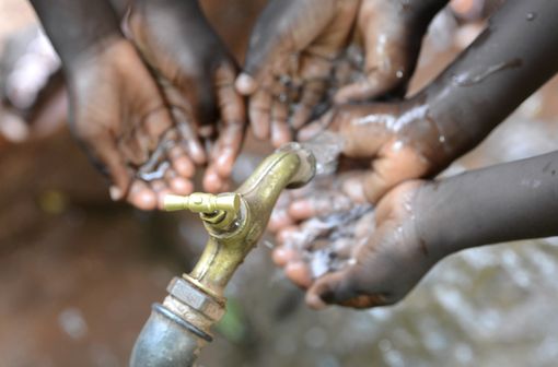 Le choléra se diffuse de manière épidémique, il est endémique dans un certain nombre de pays où le système d'assainissement des eaux est insuffisant (illustration).