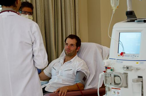 Hémodialyse d'un patient relié à une machine de filtration du sang par circulation extracorporelle (illustration).