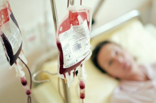 Les dons permettent de récolter des poches de sang destinées à être transfusées, en urgence ou non (illustration). 