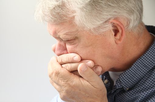 EMEND est indiqué en prévention des nausées et des vomissements associés à des chimiothérapies anticancéreuses hautement et moyennement émétisantes (illustration).