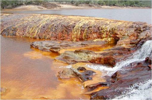 La coloration orangée rougeâtre de cette rivière est due à l'ion ferrique, Fer(III) ou Fe3+, dans les roches (illustration @Wikimedia).