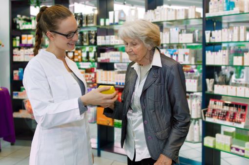 Entretien pharmaceutique avec une personne âgée (illustration). 