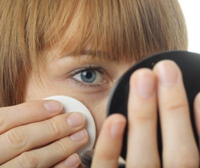 Le laboratoire conseille d'utiliser une lingette pour chaque oeil puis de la jeter après utilisation.