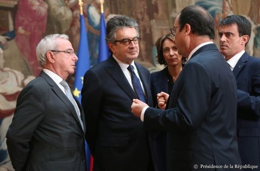 François Hollande, Alain Claeys, Jean Leonetti, Marisol Touraine et Manuel Valls, le 12 décembre à l'Elysée. 