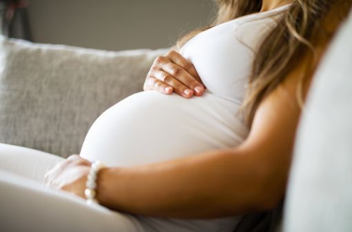 GILENYA expose les femmes enceintes à un risque de malformations congénitales chez le fœtus (illustration).