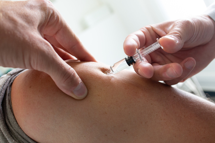 Dans le premier temps de la campagne de vaccination 2020/2021, la délivrance des doses de vaccins sera réservée aux seules personnes munies d'un bon de l'Assurance maladie (illustration).