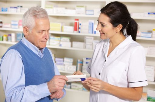 Le rôle des pharmaciens est essentiel pour expliquer aux patients, si besoin, que tel générique correspond à tel médicament de marque habituellement ou auparavant prescrit (illustration). 