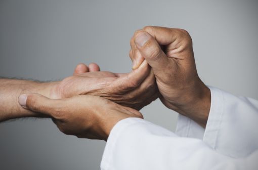 La polyarthrite rhumatoïde est une maladie articulaire inflammatoire et chronique qui touche plusieurs articulations, souvent celles des mains et des pieds (illustration).