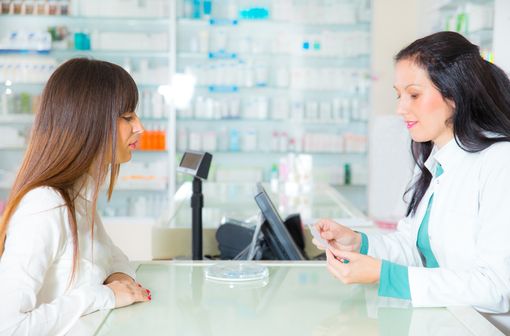 IBUPRADOL est médicament conseil qui peut être acheté sans ordonnance en officine mais sur les conseils du pharmacien (illustration).