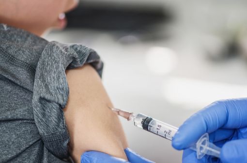 Chez l'enfant à partir de 3 ans relevant des recommandations vaccinales, le vaccin grippal INFLUVAC TETRA est désormais remboursable (illustration). 
