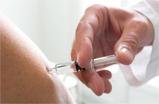 Le vaccin grippal tétravalent INFLUVAC TETRA est injecté par voie intramusculaire ou sous-cutanée profonde (illustration).