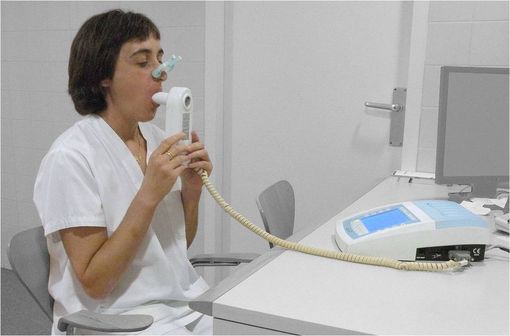 Le diagnostic précis de BPCO est basé sur les valeurs d'une épreuve fonctionnelle respiratoire qui quantifie l'obstruction à l'expiration (illustration @Jmarchn sur Wikimedia).