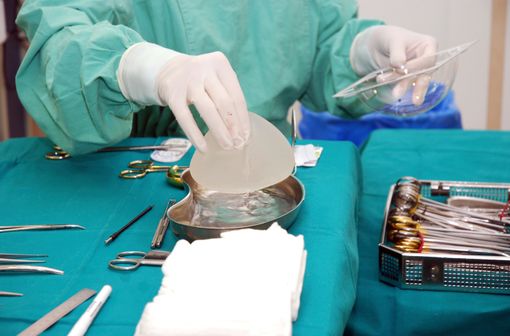 Un chirurgien s'apprête à poser un implant mammaire 