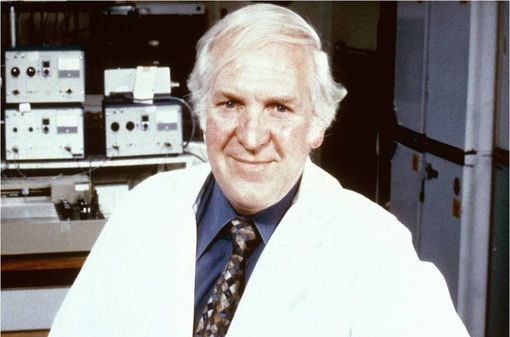 Sir James Whyte Black (1924-2010), est le médecin et pharmacologue écossais qui a inventé le propranolol (cliché @ Wikimedia).