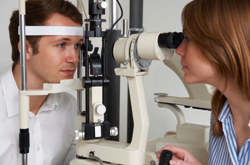 La loi Macron maintient l'obligation de consultation d'un ophtalmologue pour pouvoir se faire faire des lunettes ou les faire renouveler (illustration).