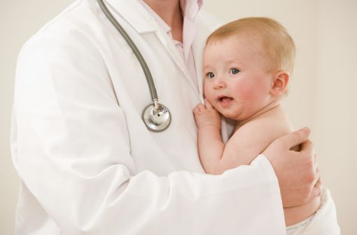 Une RTU autorise l'utilisation des vaccins ROR chez le nourrisson de 6 à 8 mois révolus en post-exposition ou en cas de voyage dans une zone de forte endémicité (illustration).