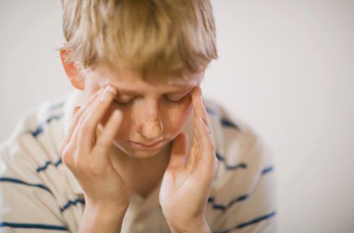 Les enfants, dès 5 ans, peuvent éprouver de véritables crises de migraines, longues, répétées... A distinguer du mal de tête ponctuel et passager (illustration). 