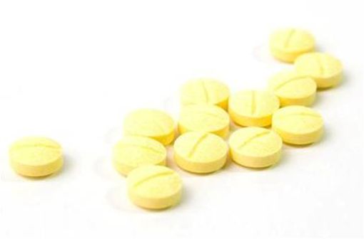De janvier à avril 2017, les comprimés blancs de NOZINAN seront progressivement remplacés par des comprimés jaunes (illustration).