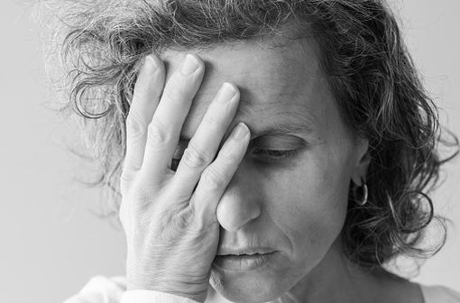 La névralgie du trijumeau est plus fréquente chez les femmes de plus de 50 ans. Elle se caractérise par des douleurs violentes, en général unilatérales, situées sur le territoire d'une branche du nerf V (illustration). 