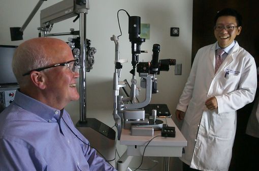 Larry Hester, équipé du dispositif Argus II, et son chirurgien, le Dr Paul Hahn (© Duke Eye Center). 