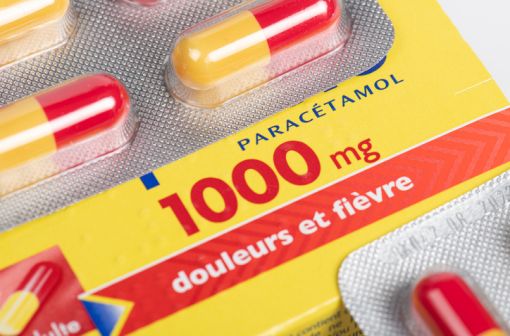 Le nombre de boîtes de paracétamol délivrées sans ordonnance par le pharmacien est limité à 1 ou 2 selon la situation clinique du patient (illustration). 