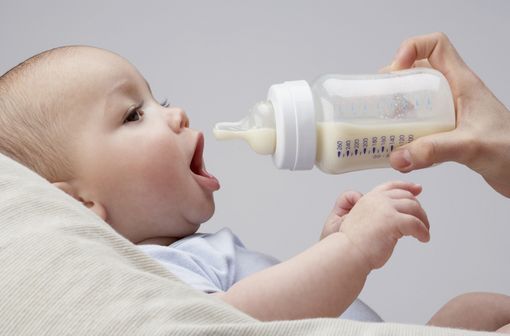 L’allergie aux protéines de lait de vache est une forme d’allergie alimentaire qui touche surtout les nourrissons et les enfants de moins de trois ans (illustration).
