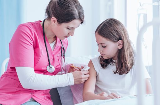 PNEUMOVAX n'est pas recommandé chez l'enfant de moins de 2 ans car l'innocuité et l'efficacité du vaccin n'ont pas été établies et de plus, parce que la réponse en anticorps peut être faible (illustration).