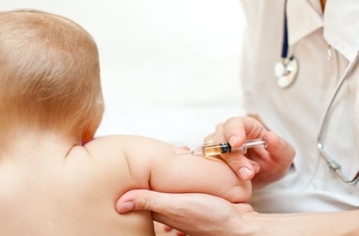 PRIORIX est indiqué dans l'immunisation active contre la rougeole, les oreillons et la rubéole chez les enfants âgés de 9 mois et plus, les adolescents et les adultes (illustration).