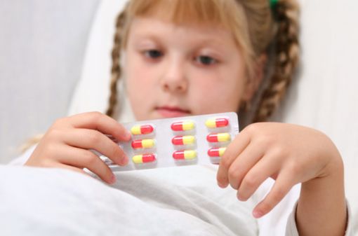 Le manque d'études cliniques pédiatriques restreint l'utilisation des médicaments et peut conduire à prescrire hors AMM (illustration).  