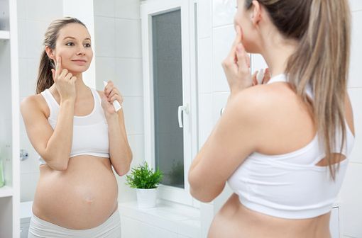 Les rétinoïdes topiques sont désormais contre-indiqués chez la femme enceinte ou désirant une grossesse (illustration). width=