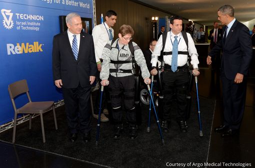 Deux vétérans militaires paraplégiques utilisent ReWalk pour marcher, sous les yeux de Barack Obama et Benjamin Netanyahu