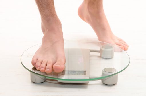 La perte de poids par pesée quotidienne sans régime restrictif imposé semble surtout efficace chez l'homme (illustration). 