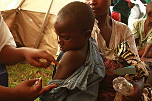 Un enfant se fait vacciner à l’occasion du coup d’envoi de la campagne de vaccination contre la rougeole et la poliomyélite en RD Congo (© GAVI).