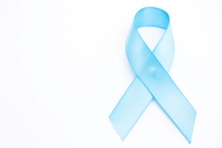 Ruban bleu clair de sensibilisation au cancer de la prostate.