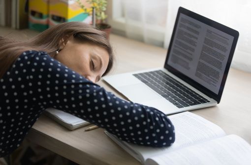 La narcolepsie se caractérise par une somnolence diurne excessive chronique, fréquemment associée à une perte soudaine du tonus musculaire ou cataplexie (illustration).